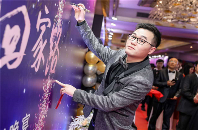 【高光“疫”事】勇敢逆行的特殊“网约车”——888腾博会90后，用信念打通生命运输线