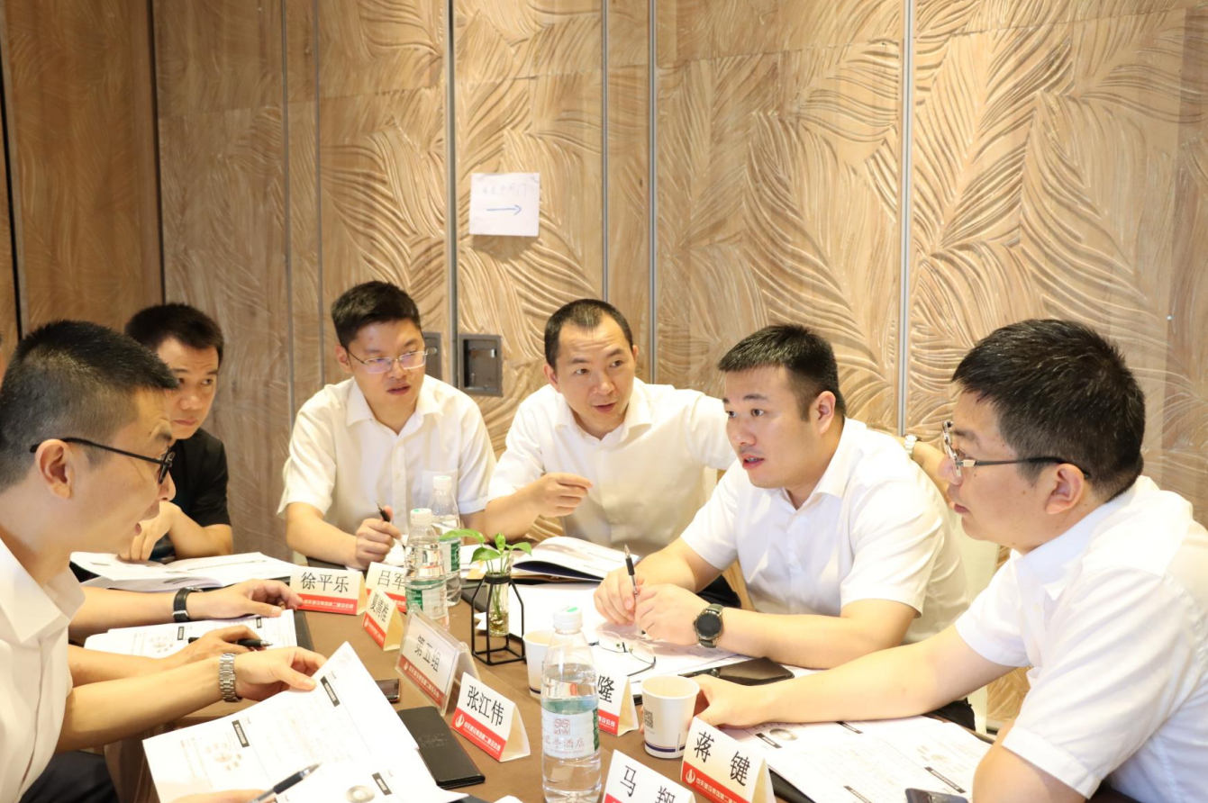 2021年6月25日-26日，888腾博会二建组织开展了2021年中高层主管执行力培训。本次培训特邀清华、北大、上海交大总裁班讲师，中国企业家协会特聘高级讲师许晋老师进行授课。